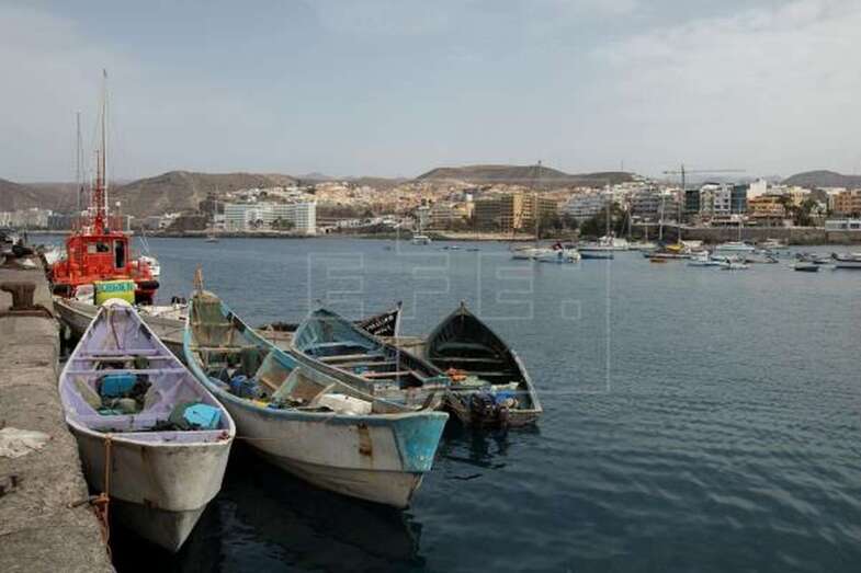 Imagen de archivo de varios cayucos y pateras amarrados en el muelle de Arguineguín (Foto EFE / Quique Curbelo)